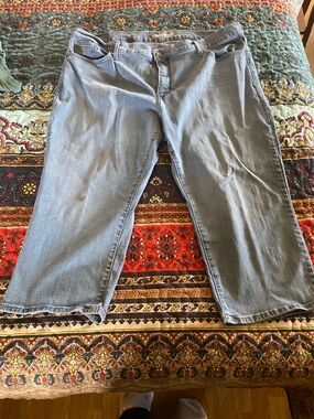 Levi’s classic red tag Women’s Light Blue capris 22W